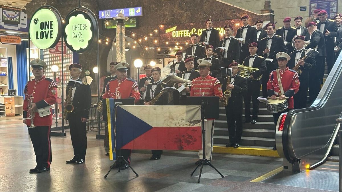 Pavel vyslal do Kyjeva své hudebníky. Zahráli před zakrvácenou českou vlajkou